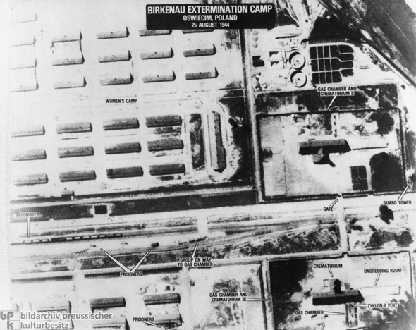Amerikanische Luftaufnahme des Auschwitz-Birkenau Lagerkomplexes – Links das Frauenlager (25. August 1944)